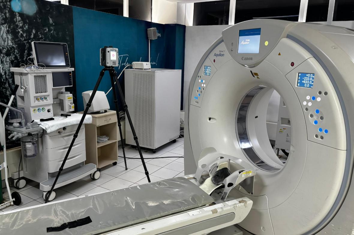 Laser scanner Leica RTC360 ao lado do tomógrafo durante escaneamento 3D do Hospital Universitário Regional dos Campos Gerais